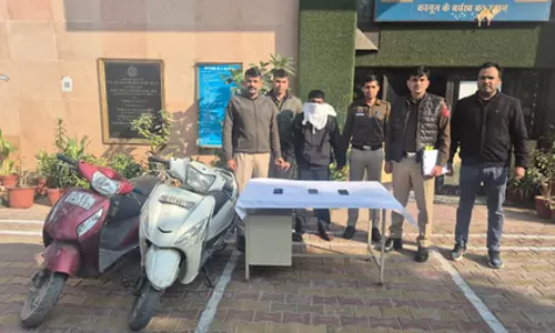 पुलिस ने वाहन चोरी मामले में किया युवक को गिरफ्तार, 2 स्कूटी और 3 मोबाइल बरामद पुलिस ने वाहन चोरी मामले में किया युवक को गिरफ्तार, 2 स्कूटी और 3 मोबाइल बरामद