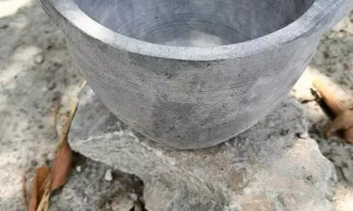 तमिलनाडु: जीआई टैग के बावजूद नामक्कल के कलचट्टी कारीगरों का भविष्य संकट में, कच्चे माल की कमी प्रमुख वजह तमिलनाडु: जीआई टैग के बावजूद नामक्कल के कलचट्टी कारीगरों का भविष्य संकट में, कच्चे माल की कमी प्रमुख वजह