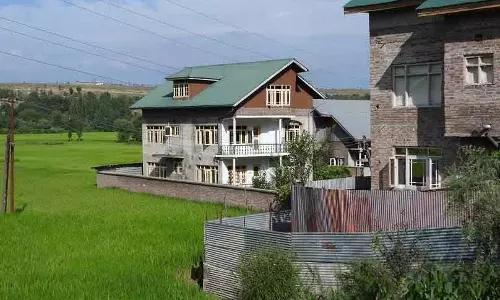 Kashmir में खेती की ज़मीन का नुकसान, बाहरी चावल पर निर्भरता बढ़ी Kashmir में खेती की ज़मीन का नुकसान, बाहरी चावल पर निर्भरता बढ़ी