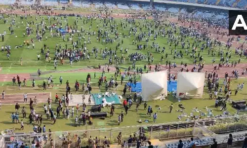 भारत आए फुटबॉलर लियोनेल मेसी के फैन्स भड़के, बड़ा बवाल देखने को मिला भारत आए फुटबॉलर लियोनेल मेसी के फैन्स भड़के, बड़ा बवाल देखने को मिला
