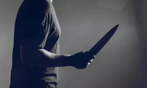 ट्रैक्टर चालक पर चाकू से हमला, जमीन विवाद का मामला ट्रैक्टर चालक पर चाकू से हमला, जमीन विवाद का मामला