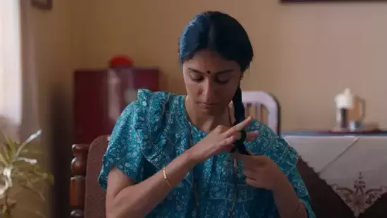 miraculous कमिंग-ऑफ-एज फैमिली ड्रामा जो माँओं के लिए एक प्रेम पत्र भी miraculous कमिंग-ऑफ-एज फैमिली ड्रामा जो माँओं के लिए एक प्रेम पत्र भी