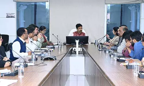 H&UD मंत्री ने बजट की समीक्षा की, समय पर खर्च पर ज़ोर दिया