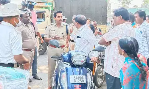 Karnataka : हेलमेट न पहनने पर पुलिसकर्मी को सज़ा मिली