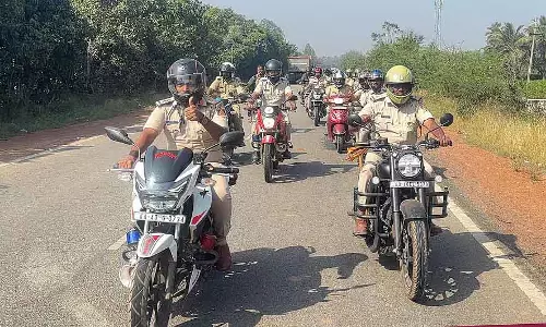 Karnataka : नियम तोड़ने वाले कांस्टेबल पर भी जुर्माना लगाया गया Karnataka : नियम तोड़ने वाले कांस्टेबल पर भी जुर्माना लगाया गया