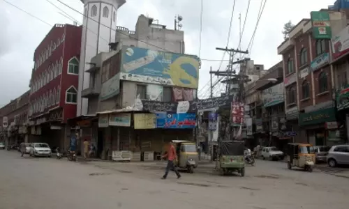 हवाला से क्रिप्टो तक: Pakistan की अंडरग्राउंड इकॉनमी बिना जांच फल-फूल रही हवाला से क्रिप्टो तक: Pakistan की अंडरग्राउंड इकॉनमी बिना जांच फल-फूल रही