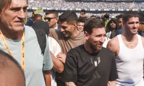 Messi के जल्दी बाहर निकलने के बाद निराश फैंस ने साल्ट लेक स्टेडियम में तोड़फोड़ की