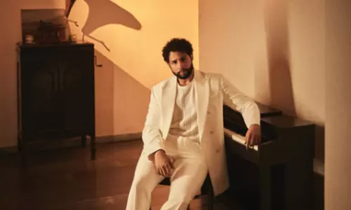 Siddhant Chaturvedi ने 90 के दशक के पार्टी गानों को किया याद Siddhant Chaturvedi ने 90 के दशक के पार्टी गानों को किया याद