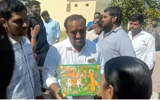 Nalgonda में सरपंच उम्मीदवार ने हार के बाद वोटरों से कैश रिफंड मांगा
