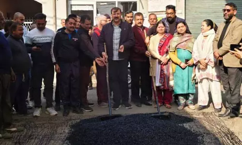 Arvind Gupta ने जम्मू पश्चिम के वार्ड 32, 39 में ब्लैकटॉपिंग का काम शुरू किया Arvind Gupta ने जम्मू पश्चिम के वार्ड 32, 39 में ब्लैकटॉपिंग का काम शुरू किया