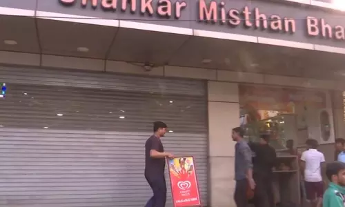 मिठाई खाने से बीमार पड़े पुलिसकर्मी