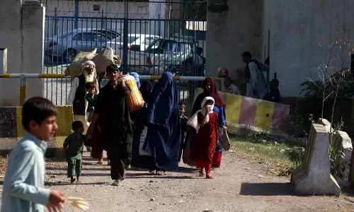 Pakistan और ईरान ने 10,000 से अधिक अफ़ग़ान शरणार्थियों को दो दिनों में निकाला