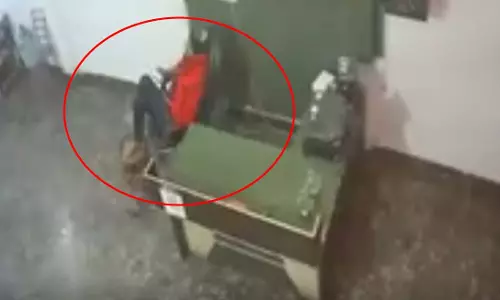 होटल मालिक की मौत का लाइव मंजर सामने आया...मोबाइल देखते-देखते गई जान होटल मालिक की मौत का लाइव मंजर सामने आया...मोबाइल देखते-देखते गई जान