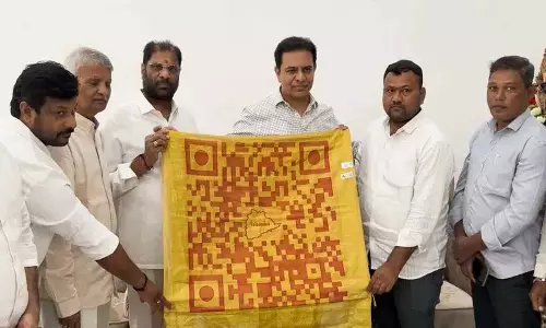 तेलंगाना QR code वाली हैंडलूम शॉल.. केटीआर ने लॉन्च की।