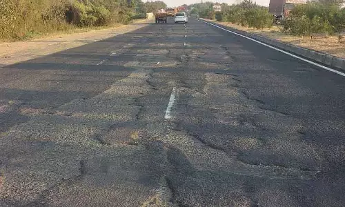 खराब नेशनल हाईवे - 50: गड्ढों के कारण मौतें और चोटें बढ़ीं