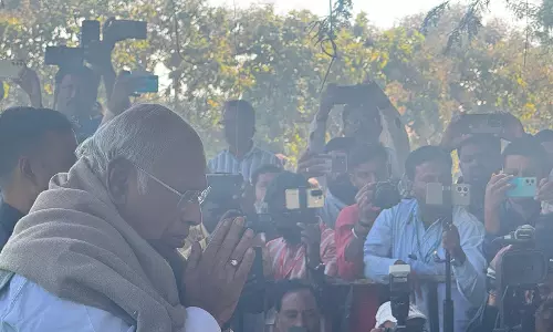 कांग्रेस अध्यक्ष मल्लिकार्जुन खर्गे ने Latur में पूर्व केंद्रीय गृह मंत्री शिवराज पाटिल के अंतिम संस्कार में भाग लिया