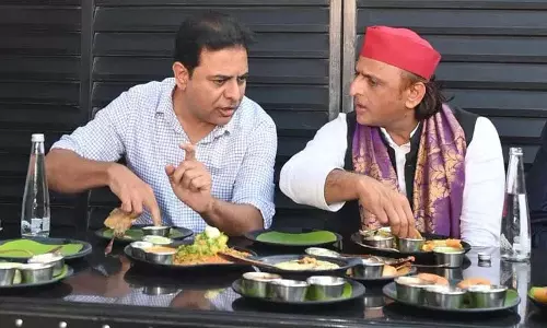 केटीआर ने Rameswaram cafe में अखिलेश यादव के साथ भोजन किया केटीआर ने Rameswaram cafe में अखिलेश यादव के साथ भोजन किया
