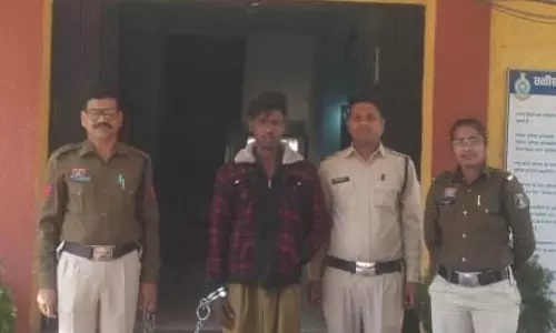 पुराना बस स्टैण्ड भखारा में चाकूनुमा हथियार के साथ बदमाश गिरफ्तार पुराना बस स्टैण्ड भखारा में चाकूनुमा हथियार के साथ बदमाश गिरफ्तार