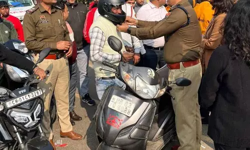 Panchkula में पुलिस ने बाइक सवारों को हेलमेट बांटे