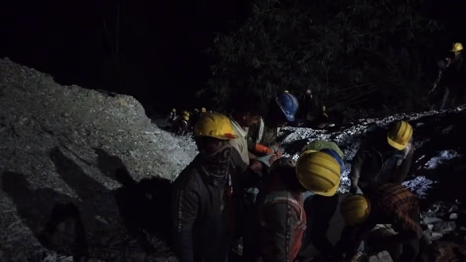 गंगटोक से आ रही एक गाड़ी कलिम्पोंग में NH-10 पर खाई में गिरने से दो लोगों की मौत