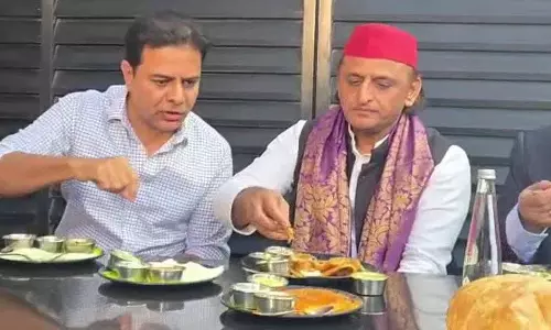 अखिलेश यादव और KTR ने रामेश्वरम कैफे में लंच किया अखिलेश यादव और KTR ने रामेश्वरम कैफे में लंच किया
