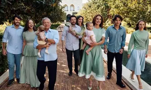 Queen Rania ने शेयर की जॉर्डन के शाही परिवार की नई फैमिली फोटो Queen Rania ने शेयर की जॉर्डन के शाही परिवार की नई फैमिली फोटो