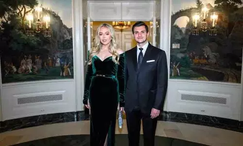 Tiffany Trump ने केनेडी सेंटर ऑनर्स में सईद कोबेसी का गाउन पहना Tiffany Trump ने केनेडी सेंटर ऑनर्स में सईद कोबेसी का गाउन पहना