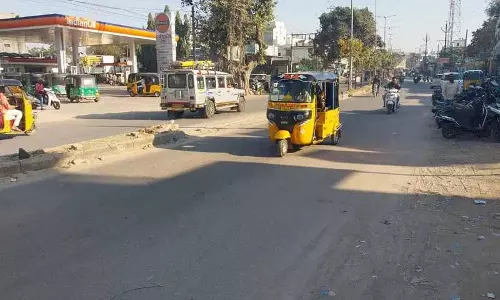 Chandrayangutta से पहाड़ीशरीफ तक सड़क का संकरा हिस्सा यात्रियों के लिए सुरक्षा संबंधी चिंताएं पैदा