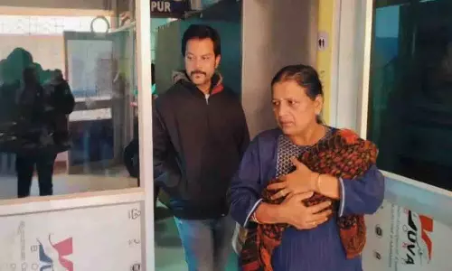 Odisha के संबलपुर में एक बैग में मिले नवजात बच्चे को बचाया गया Odisha के संबलपुर में एक बैग में मिले नवजात बच्चे को बचाया गया