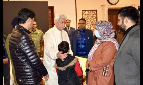 LG ने नौगाम में हुए हादसे में शहीद हुए लोगों के परिवारों से मुलाकात की, और उन्हें नियुक्ति पत्र सौंपे