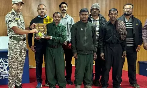 Commander समेत तीन माओवादियों ने 20 लाख रुपये के इनाम के साथ सरेंडर किया