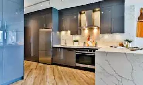 स्मार्ट अपग्रेड्स और लाइटिंग से Kitchen को लग्ज़री लुक दें