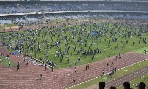 Kolkata में मेस्सी के दौरे पर अफरा-तफरी, फैंस में भड़का गुस्सा Kolkata में मेस्सी के दौरे पर अफरा-तफरी, फैंस में भड़का गुस्सा
