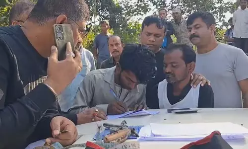 हाथ बदलने से पहले ही अपराधी पकड़ा गया, Siliguri में हथियार बरामद। हाथ बदलने से पहले ही अपराधी पकड़ा गया, Siliguri में हथियार बरामद।