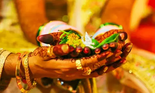 दूल्हा और दुल्हन अनाथालय में बच्चों के साथ खाना खाया