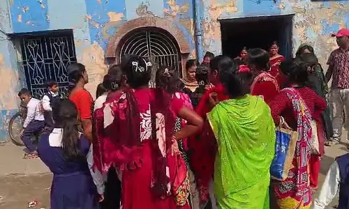 Howrah में मिड-डे मील की जगह 5 रुपये के बिस्किट दिए जाने पर माता-पिता ने विरोध प्रदर्शन किया Howrah में मिड-डे मील की जगह 5 रुपये के बिस्किट दिए जाने पर माता-पिता ने विरोध प्रदर्शन किया