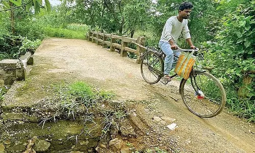 दीदी के बोलो में Phone बज रहा है, लेकिन खराब सड़कों की वजह से देरी हो रही दीदी के बोलो में Phone बज रहा है, लेकिन खराब सड़कों की वजह से देरी हो रही