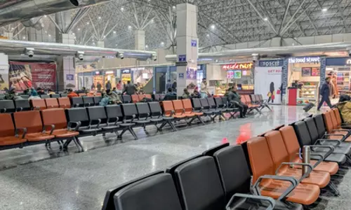 श्रीनगर एयरपोर्ट ने सर्दियों और कोहरे के लिए तैयारी अभ्यास किया, सभी सुविधाएं परखीं श्रीनगर एयरपोर्ट ने सर्दियों और कोहरे के लिए तैयारी अभ्यास किया, सभी सुविधाएं परखीं