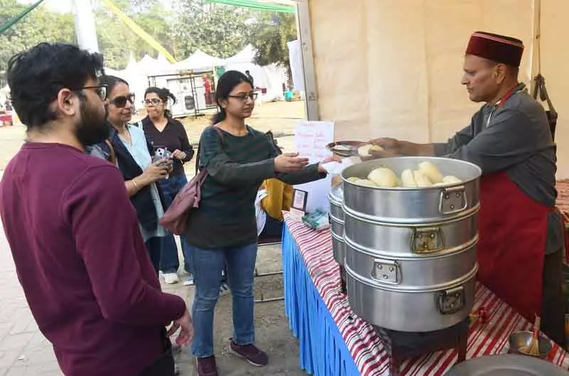 Delhi स्ट्रीट फूड फेस्ट: एक प्लेट में देशभर के स्वाद का संगम Delhi स्ट्रीट फूड फेस्ट: एक प्लेट में देशभर के स्वाद का संगम