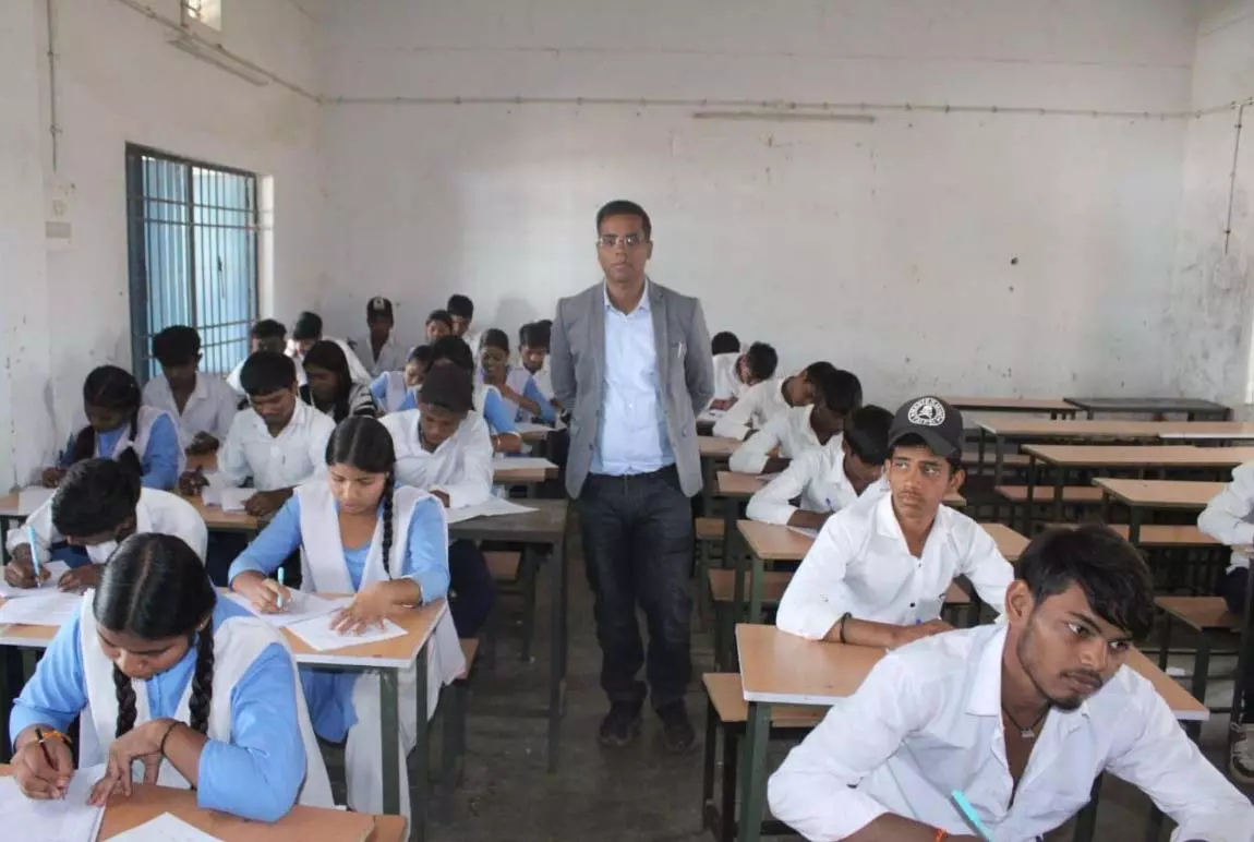 कलेक्टर ने 10वीं-12वीं के बच्चों को बोर्ड परीक्षाओं की तैयारी के दिए टिप्स कलेक्टर ने 10वीं-12वीं के बच्चों को बोर्ड परीक्षाओं की तैयारी के दिए टिप्स