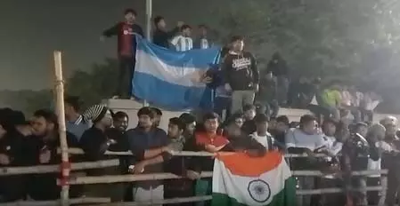 भारत पहुंचे लियोनल मेसी, कोलकाता एयरपोर्ट पर हजारों प्रशंसकों ने किया जोरदार स्वागत भारत पहुंचे लियोनल मेसी, कोलकाता एयरपोर्ट पर हजारों प्रशंसकों ने किया जोरदार स्वागत