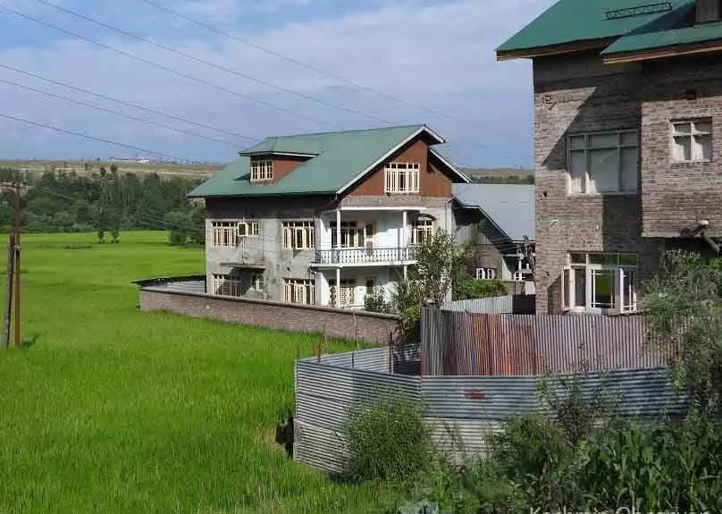 Kashmir में खेती की ज़मीन का नुकसान, बाहरी चावल पर निर्भरता बढ़ी Kashmir में खेती की ज़मीन का नुकसान, बाहरी चावल पर निर्भरता बढ़ी