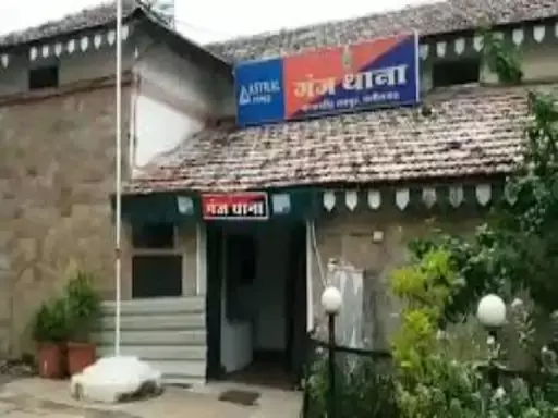 तेलघानी नाका चौक में लूट, व्यापारी का बाइक ले गए बदमाश तेलघानी नाका चौक में लूट, व्यापारी का बाइक ले गए बदमाश
