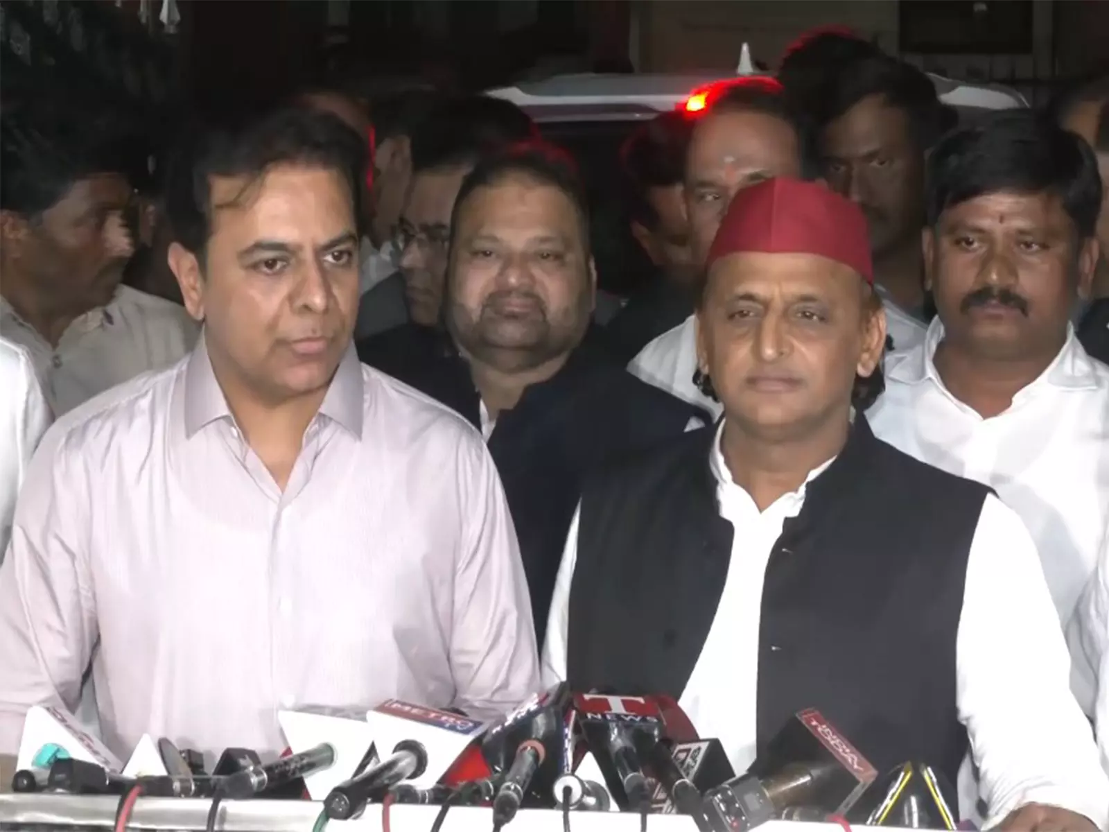 KTR का दावा: हैदराबाद में अखिलेश यादव की मेजबानी से बीआरएस को मिलेगी नई ताकत KTR का दावा: हैदराबाद में अखिलेश यादव की मेजबानी से बीआरएस को मिलेगी नई ताकत