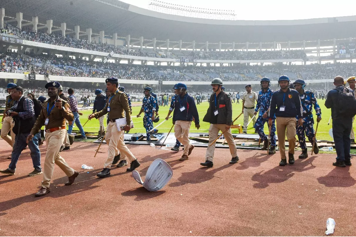 Kolkata में मेसी के साथ गड़बड़: खराब मैनेजमेंट का मामला Kolkata में मेसी के साथ गड़बड़: खराब मैनेजमेंट का मामला