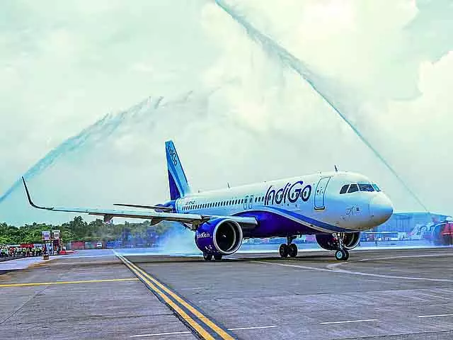 इंडिगो प्लेन लैंडिंग के दौरान रनवे से टकराया; एक बड़ा हादसा टल गया इंडिगो प्लेन लैंडिंग के दौरान रनवे से टकराया; एक बड़ा हादसा टल गया