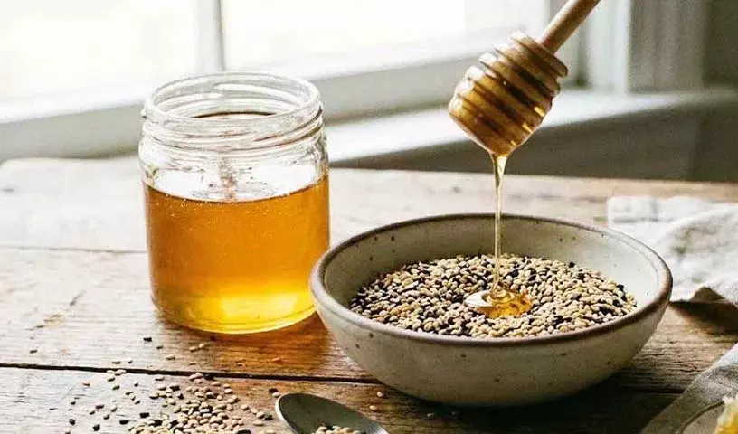 Honey और तिल के बीज का मिश्रण: खाली पेट लेने पर स्वास्थ्य लाभ Honey और तिल के बीज का मिश्रण: खाली पेट लेने पर स्वास्थ्य लाभ