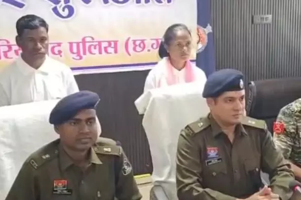 गरियाबंद में 2 नक्सलियों ने डाले हथियार गरियाबंद में 2 नक्सलियों ने डाले हथियार