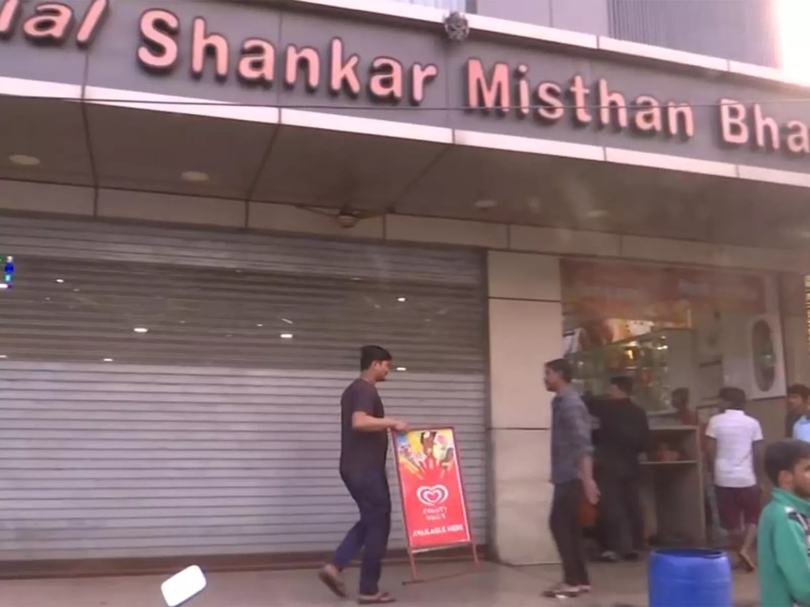 मिठाई खाने से बीमार पड़े पुलिसकर्मी मिठाई खाने से बीमार पड़े पुलिसकर्मी