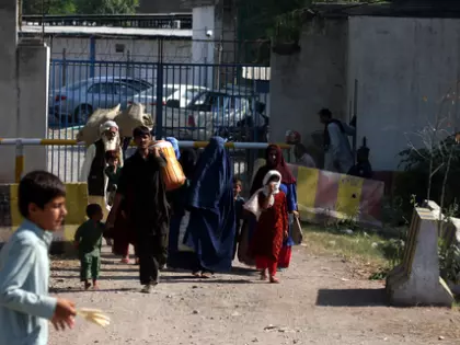 Pakistan और ईरान ने 10,000 से अधिक अफ़ग़ान शरणार्थियों को निष्कासित किया Pakistan और ईरान ने 10,000 से अधिक अफ़ग़ान शरणार्थियों को निष्कासित किया